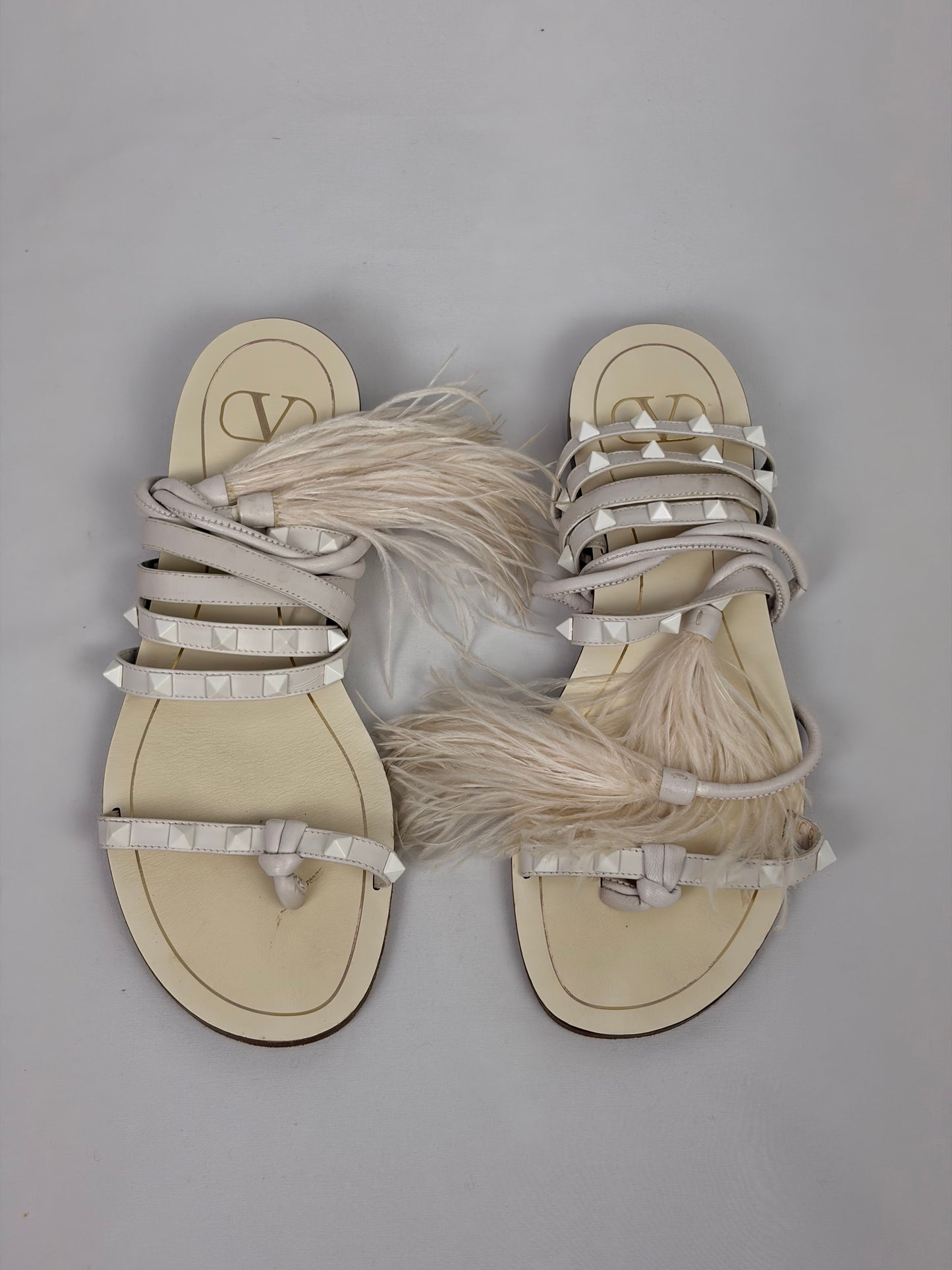 Valentino Garavani Rockstud Feather-Trimmed Flat Leather Sandals - Off-White - 5.5 UK