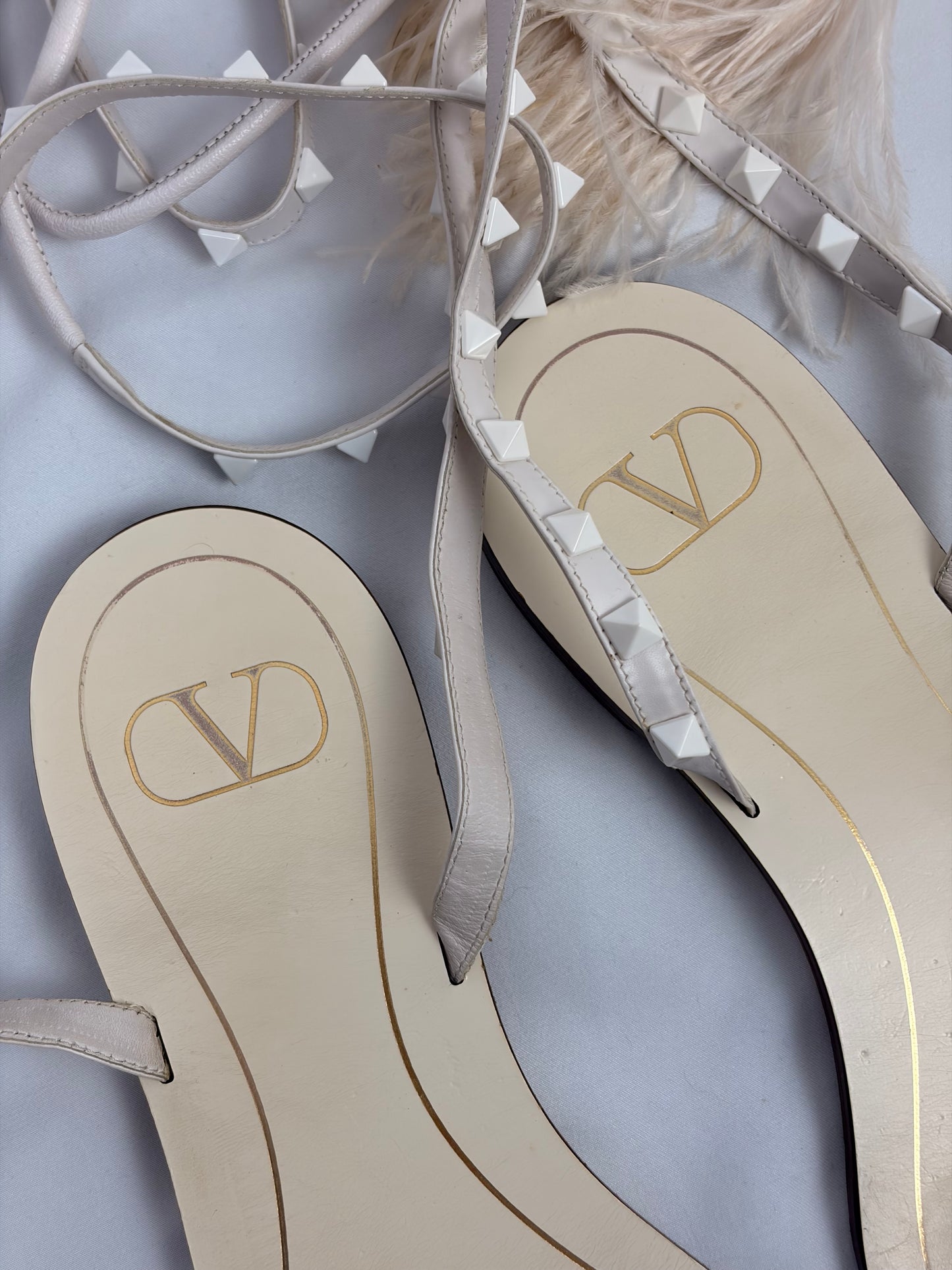 Valentino Garavani Rockstud Feather-Trimmed Flat Leather Sandals - Off-White - 5.5 UK