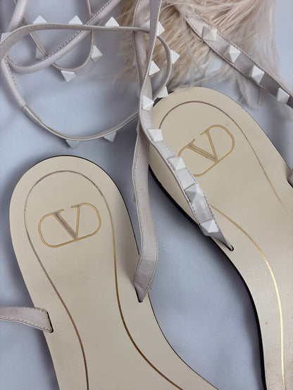Valentino Garavani Rockstud Feather-Trimmed Flat Leather Sandals - Off-White - 5.5 UK
