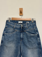 Load image into Gallery viewer, Closed pedal pusher heritage fit mid blue jeans - 6 UK
