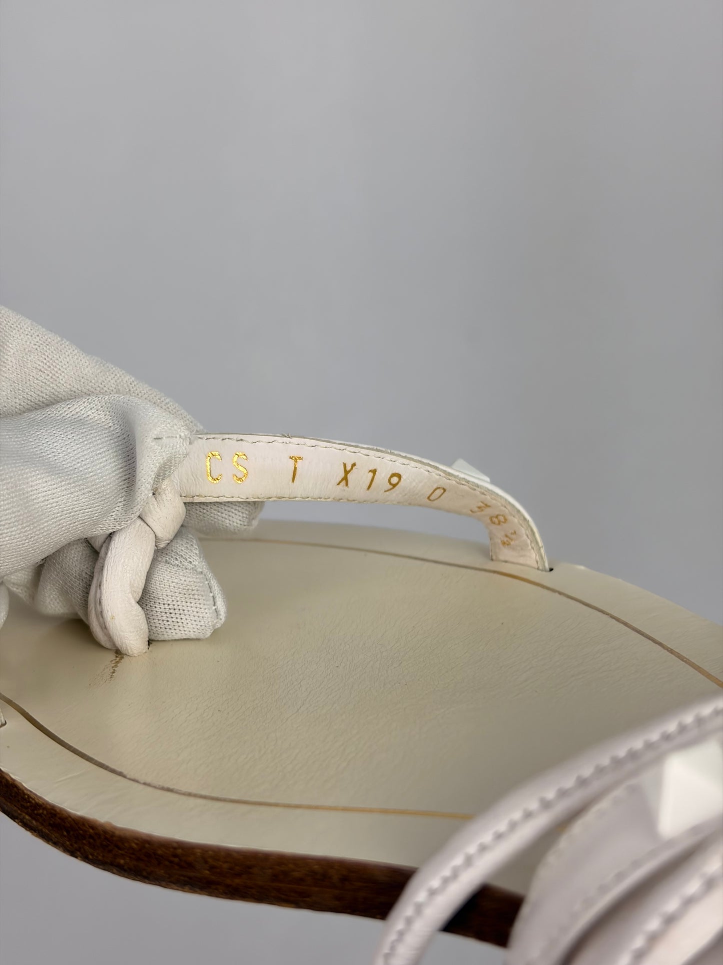 Valentino Garavani Rockstud Feather-Trimmed Flat Leather Sandals - Off-White - 5.5 UK