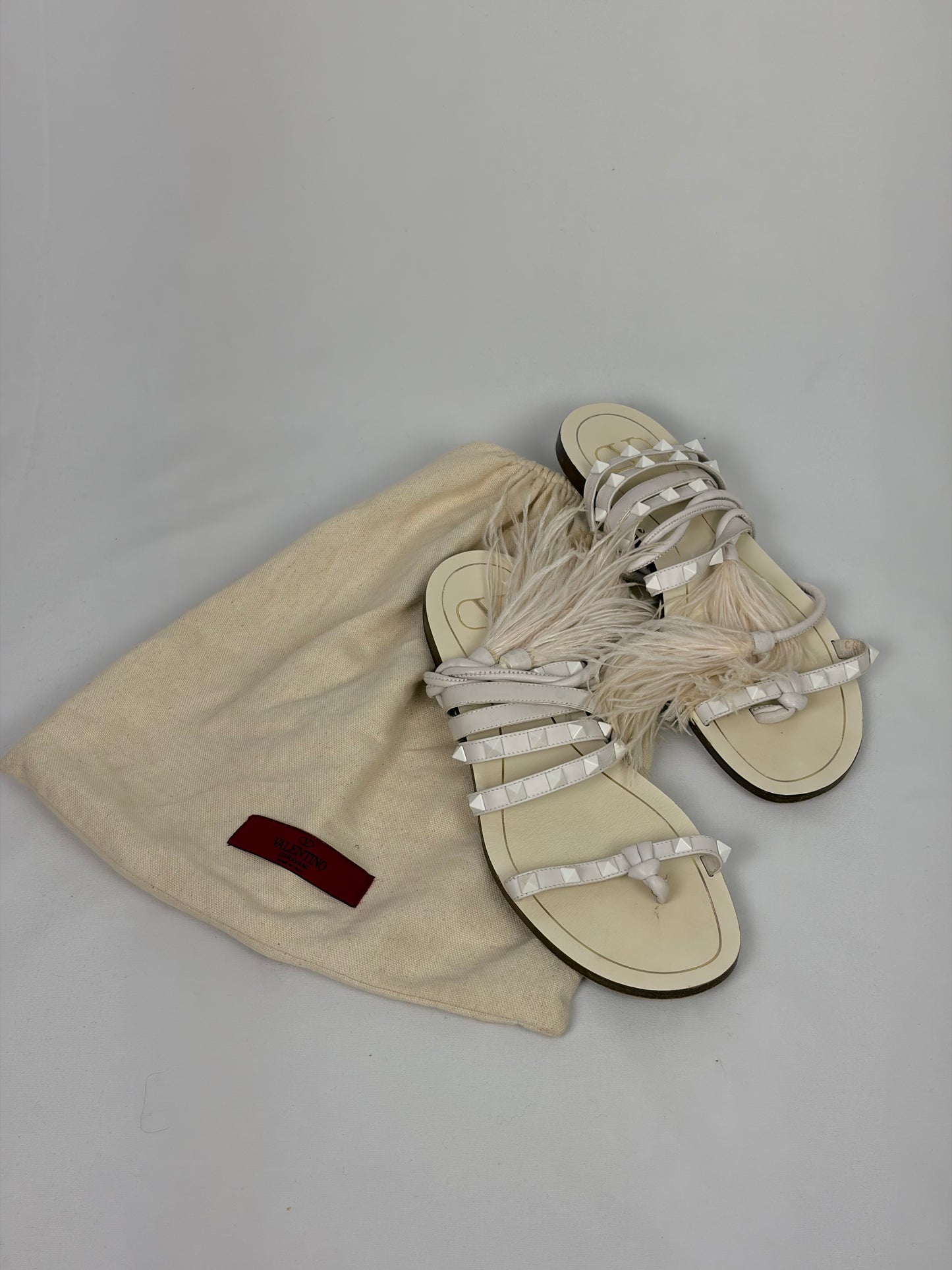 Valentino Garavani Rockstud Feather-Trimmed Flat Leather Sandals - Off-White - 5.5 UK