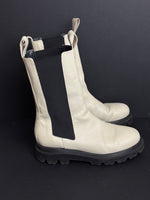 Load image into Gallery viewer, Flattered leather off white boots - 5 UK
