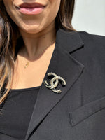 Load image into Gallery viewer, chanel-cc-pearl-brooch
