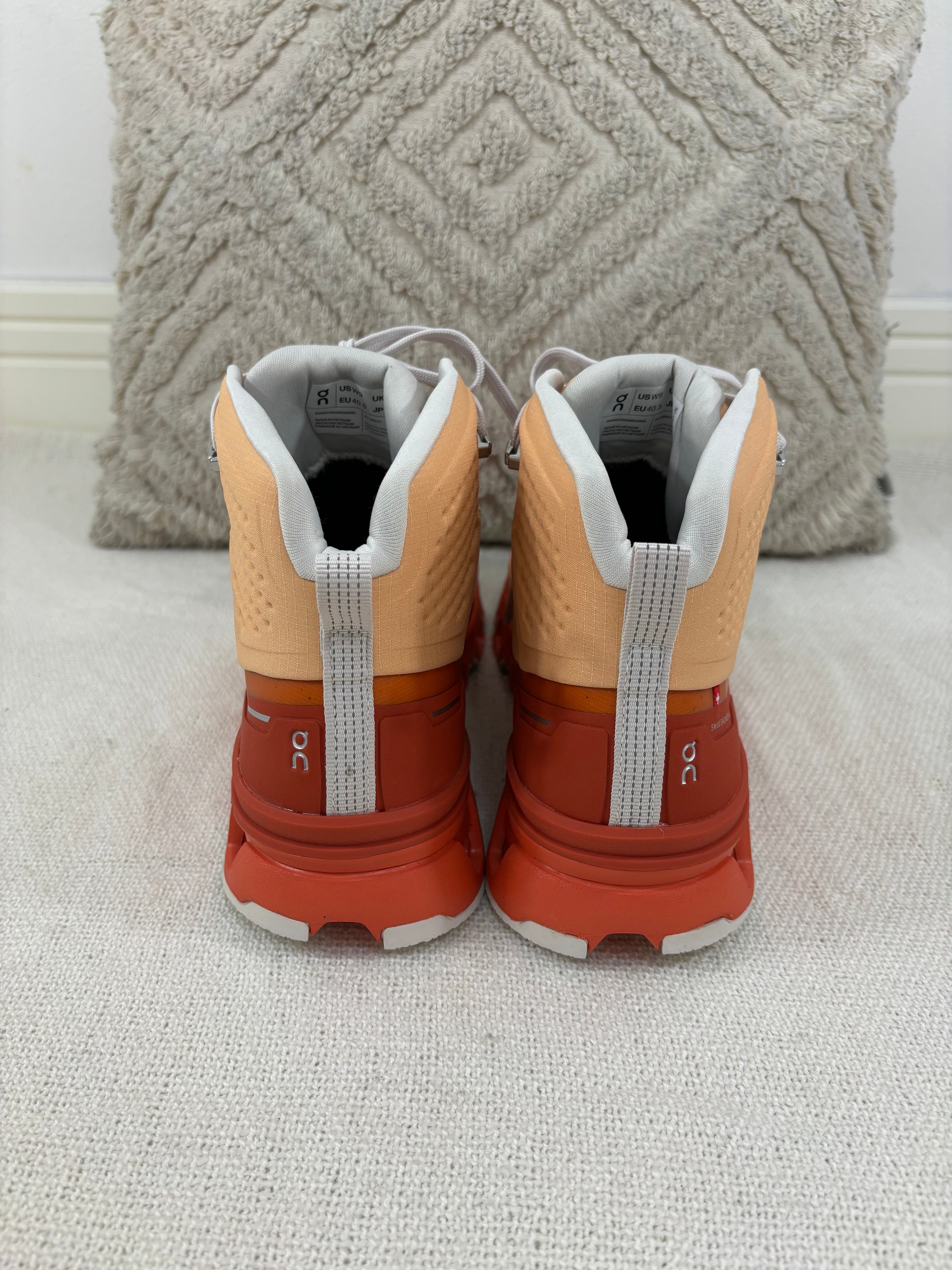 ON hiking boots - NEVER WORN - 7 UK