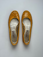 Load image into Gallery viewer, Jimmy Choo yellow ballerinas - 6 UK
