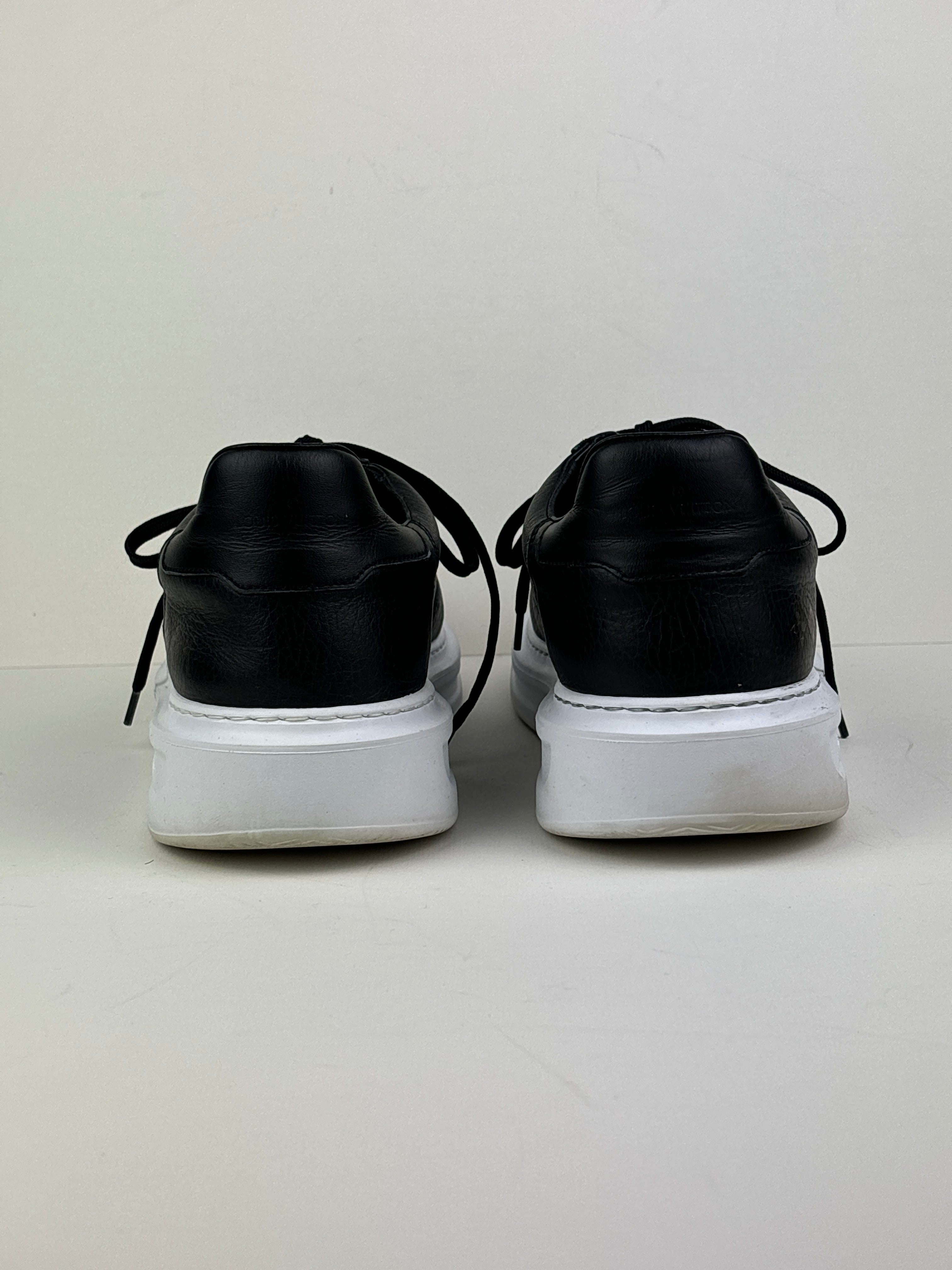 Menswear - Louis Vuitton black trainers - 8.5 UK