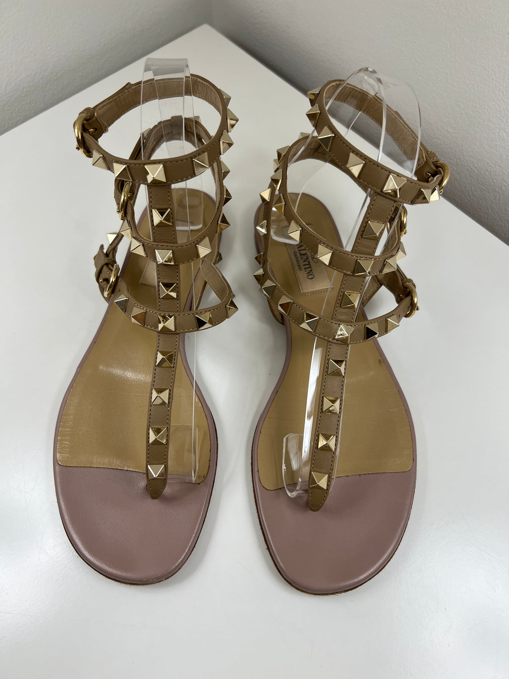 Friendshop-london-second-hand-pre-loved-luxury-resale-designer-fashion-shop-online-sustainable-circular-economy-authentic-brands-valentino-my-rockstud-sandals-flat-leather-summer-shoes